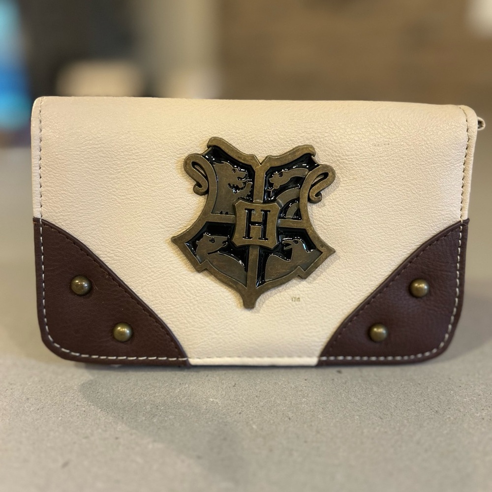Bioworld HARRY POTTER WIZARDING WORLD Cream and Brown Wallet with HOGWARTS Crest